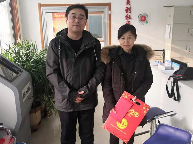 公司領(lǐng)導(dǎo)走訪、慰問社區(qū)困難家庭